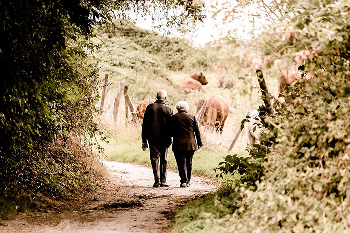 Casal de mãos dadas em uma estrada de terra