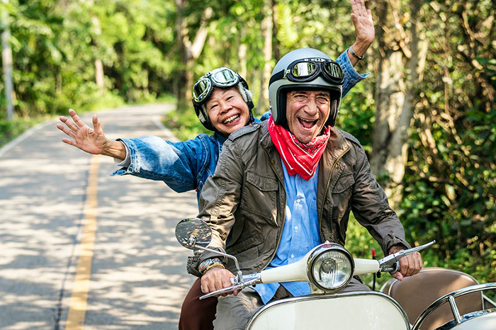 Casal em uma motocicleta